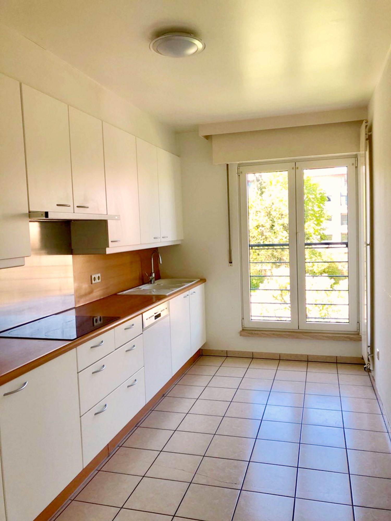 Belair - 2 Bedroom 100sqm Apartment includes Balcony and Parking, next to Bus stop