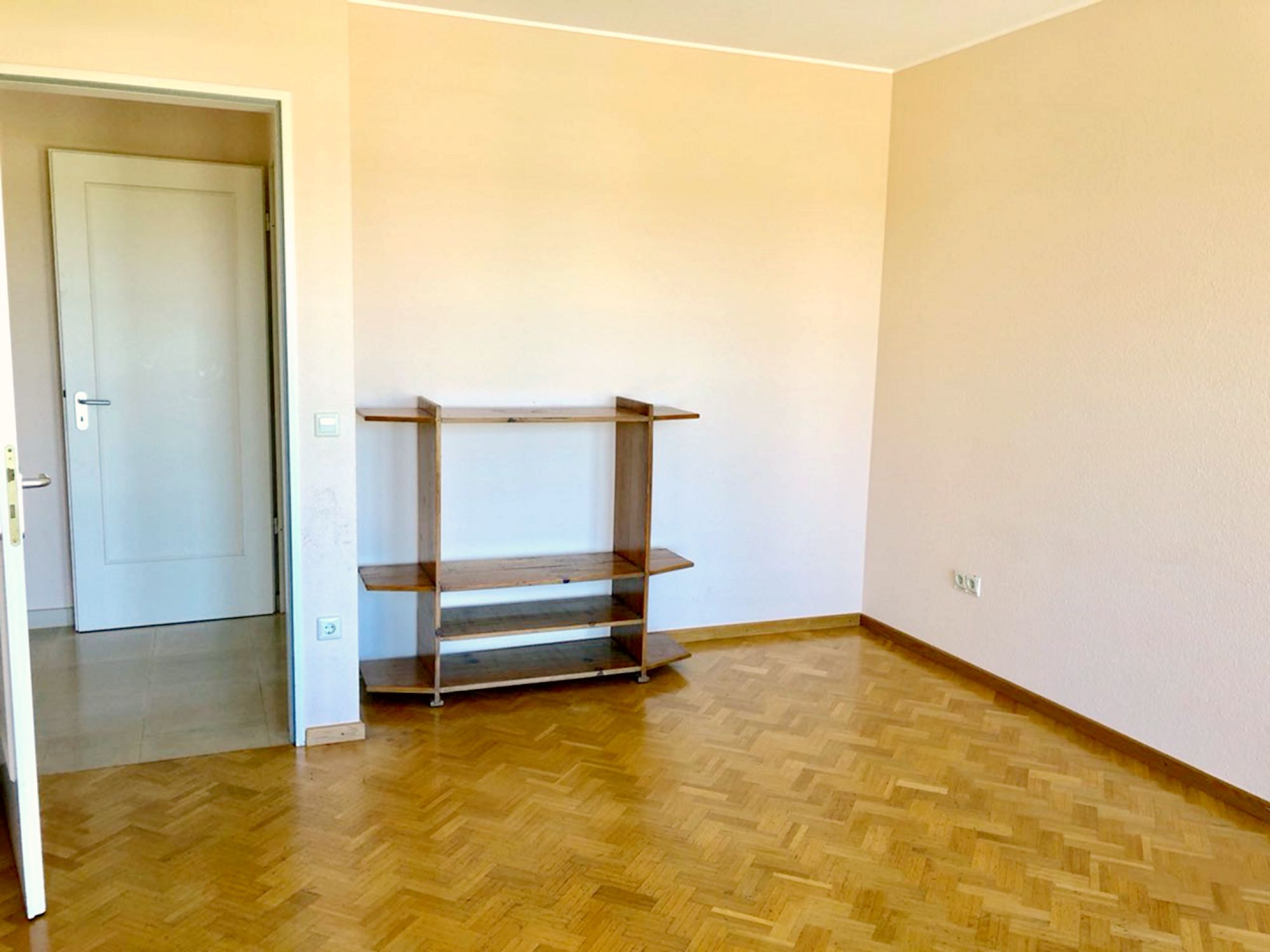Belair - 2 Bedroom 100sqm Apartment includes Balcony and Parking, next to Bus stop