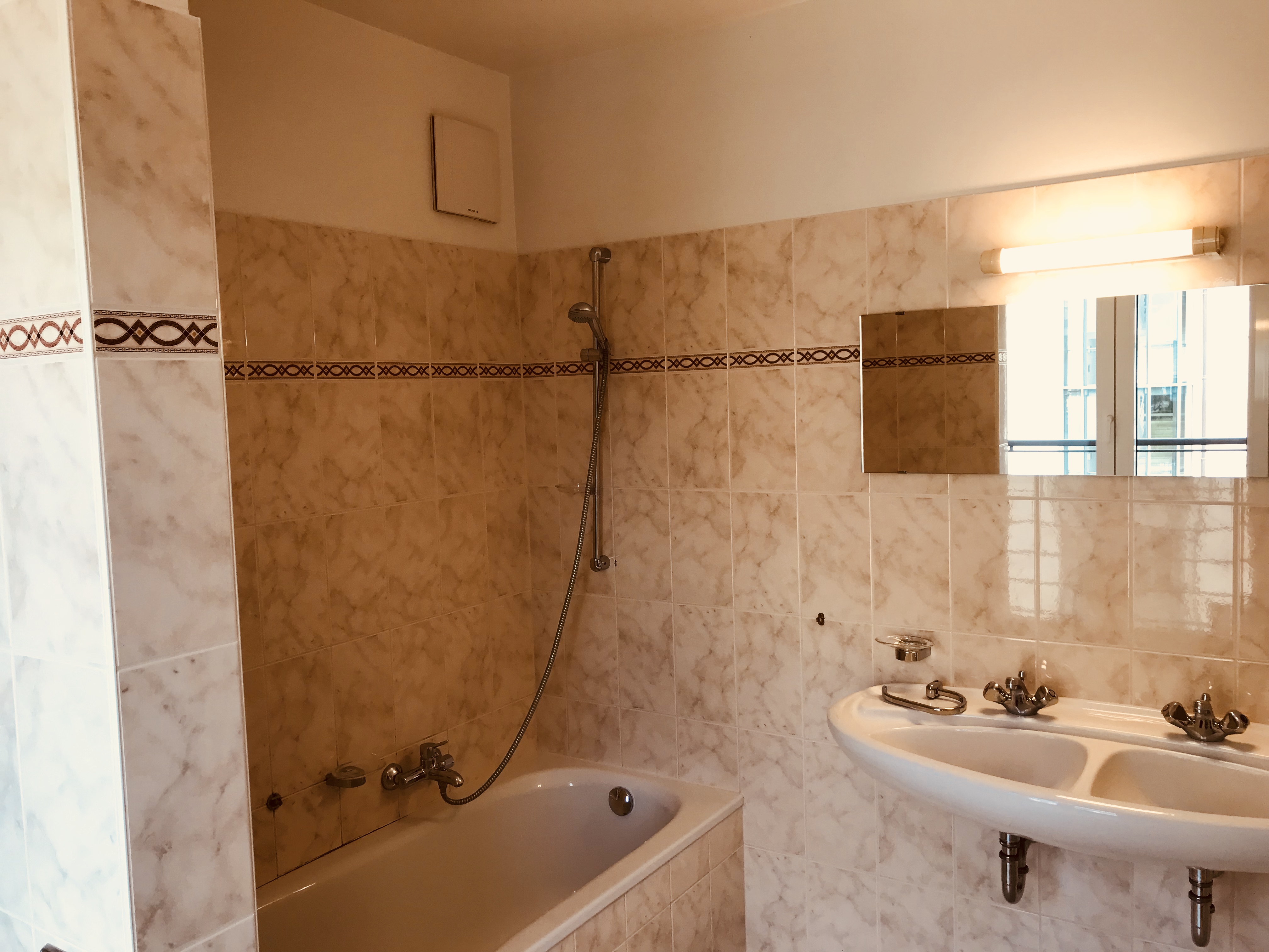 Belair - 2 Bedroom 100sqm Apartment includes Balcony and Parking, next to Bus stop
