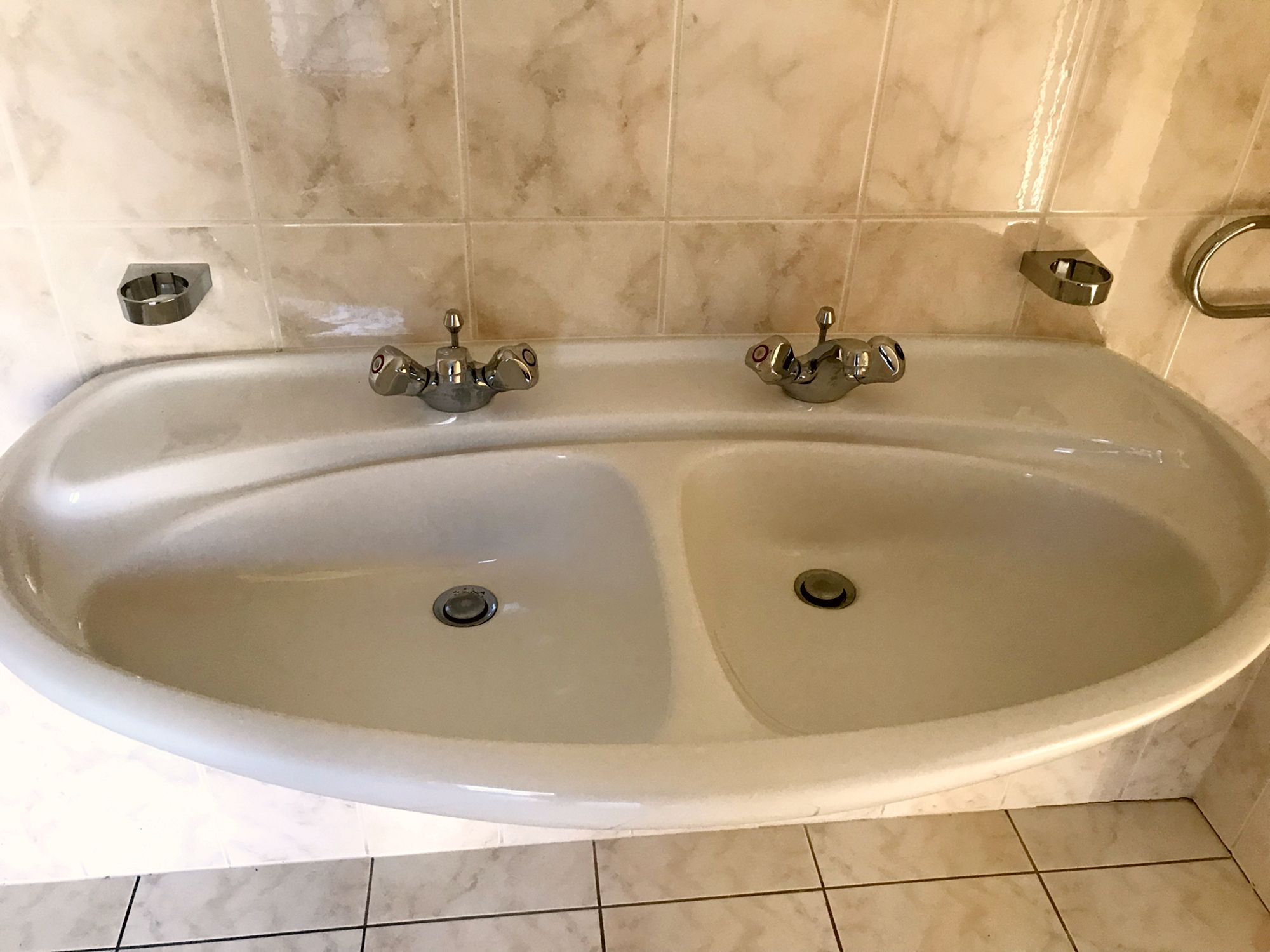Belair - 2 Bedroom 100sqm Apartment includes Balcony and Parking, next to Bus stop