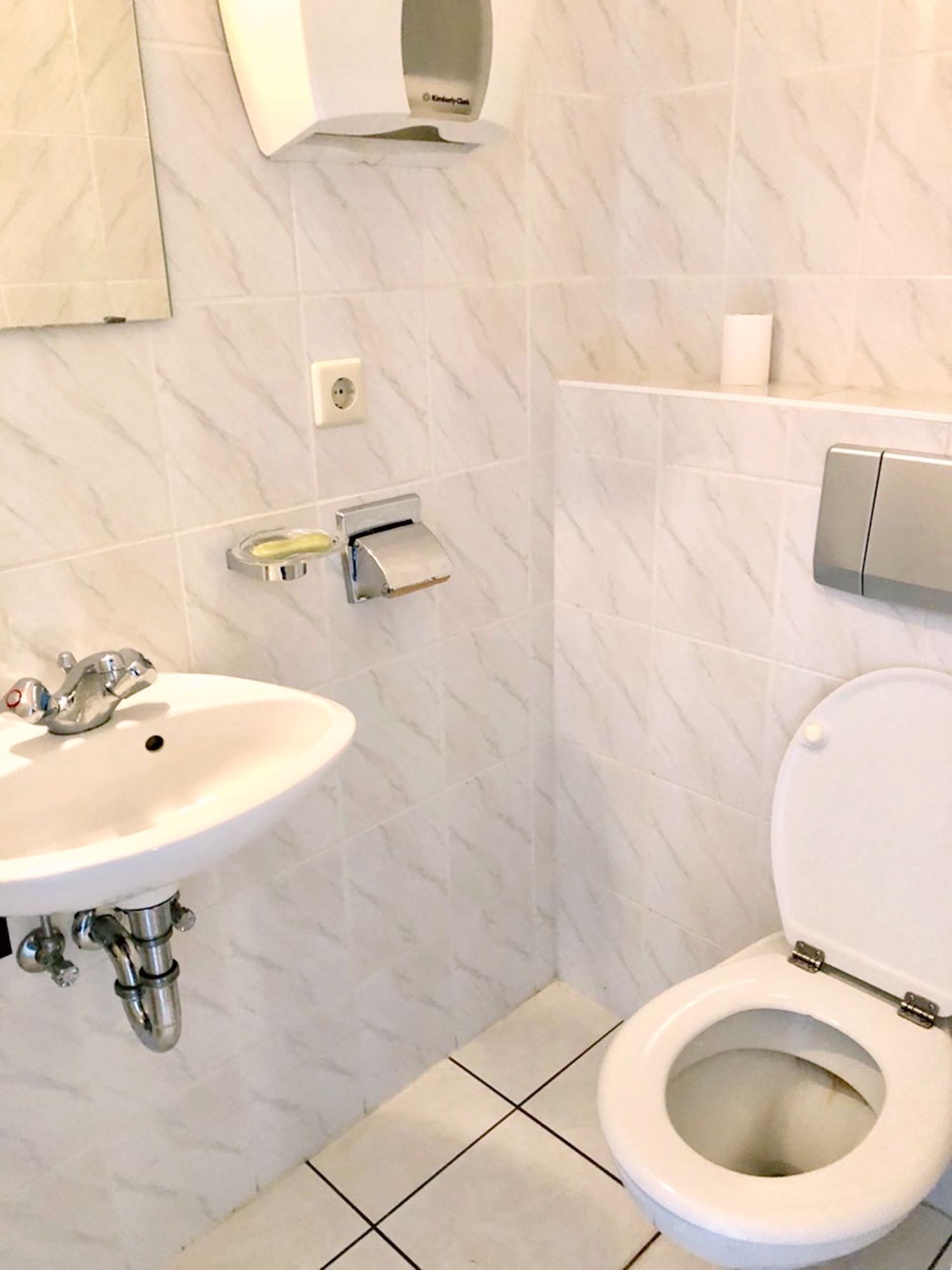 Belair - 2 Bedroom 100sqm Apartment includes Balcony and Parking, next to Bus stop