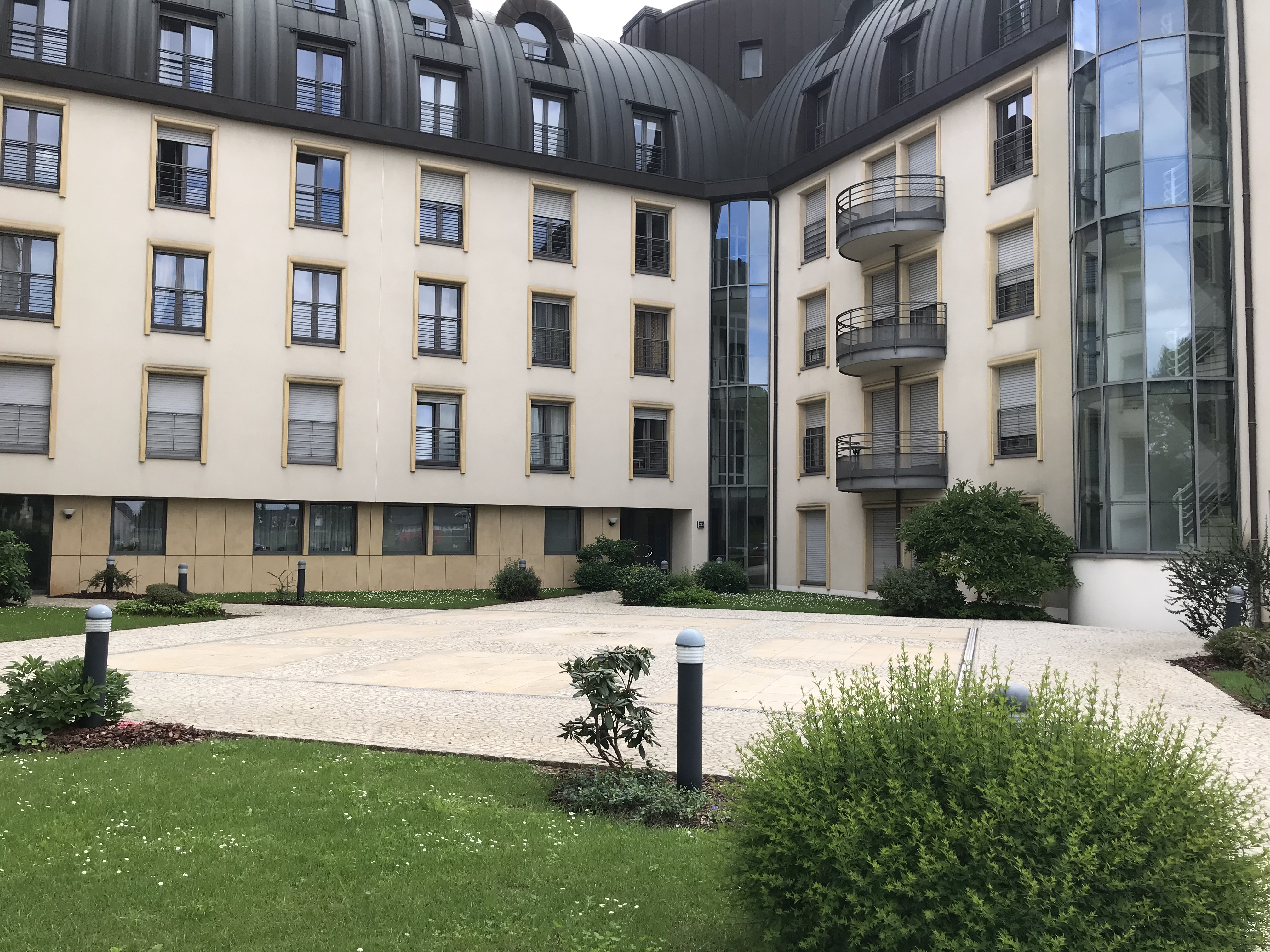 Belair - 2 Bedroom 100sqm Apartment includes Balcony and Parking, next to Bus stop