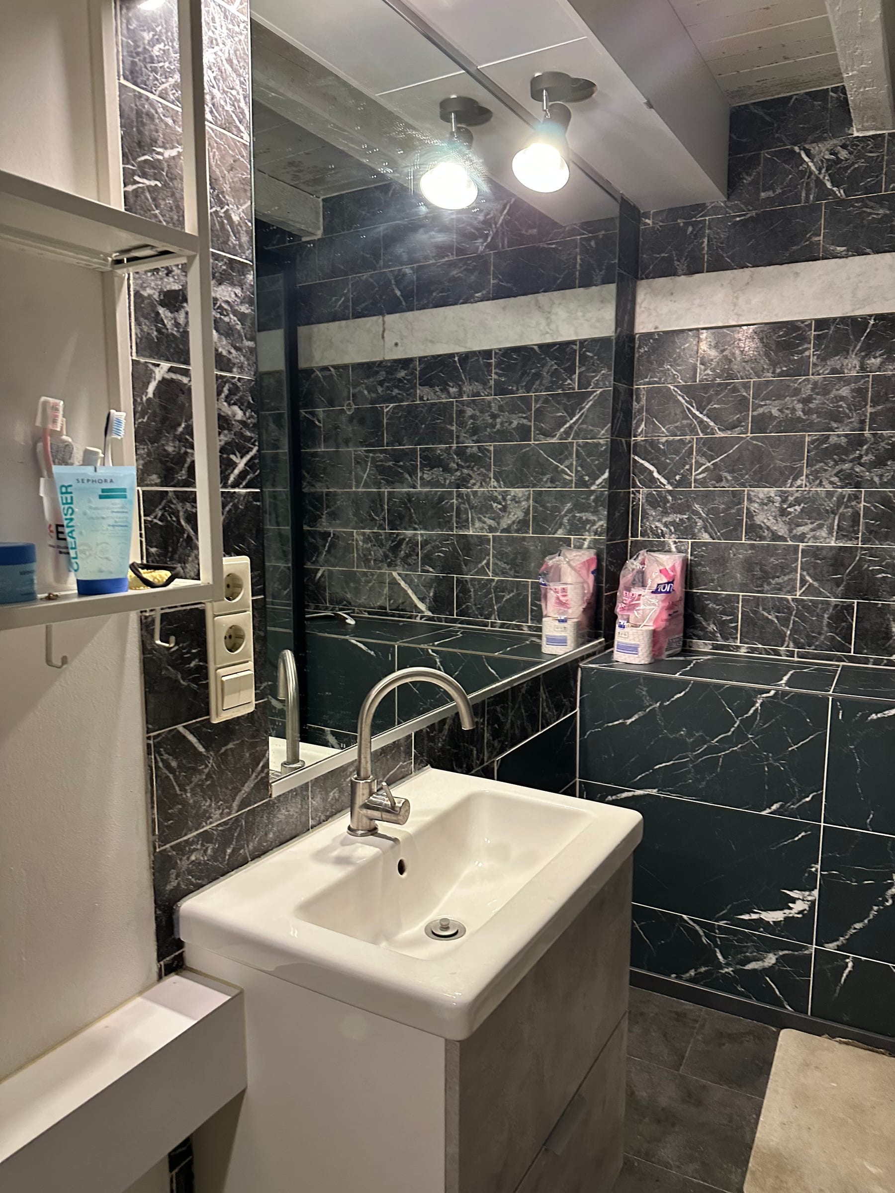 City Center (R5) - 1 Furnished Room to Share in 2-bed apartment, Facing Quite Court Yard