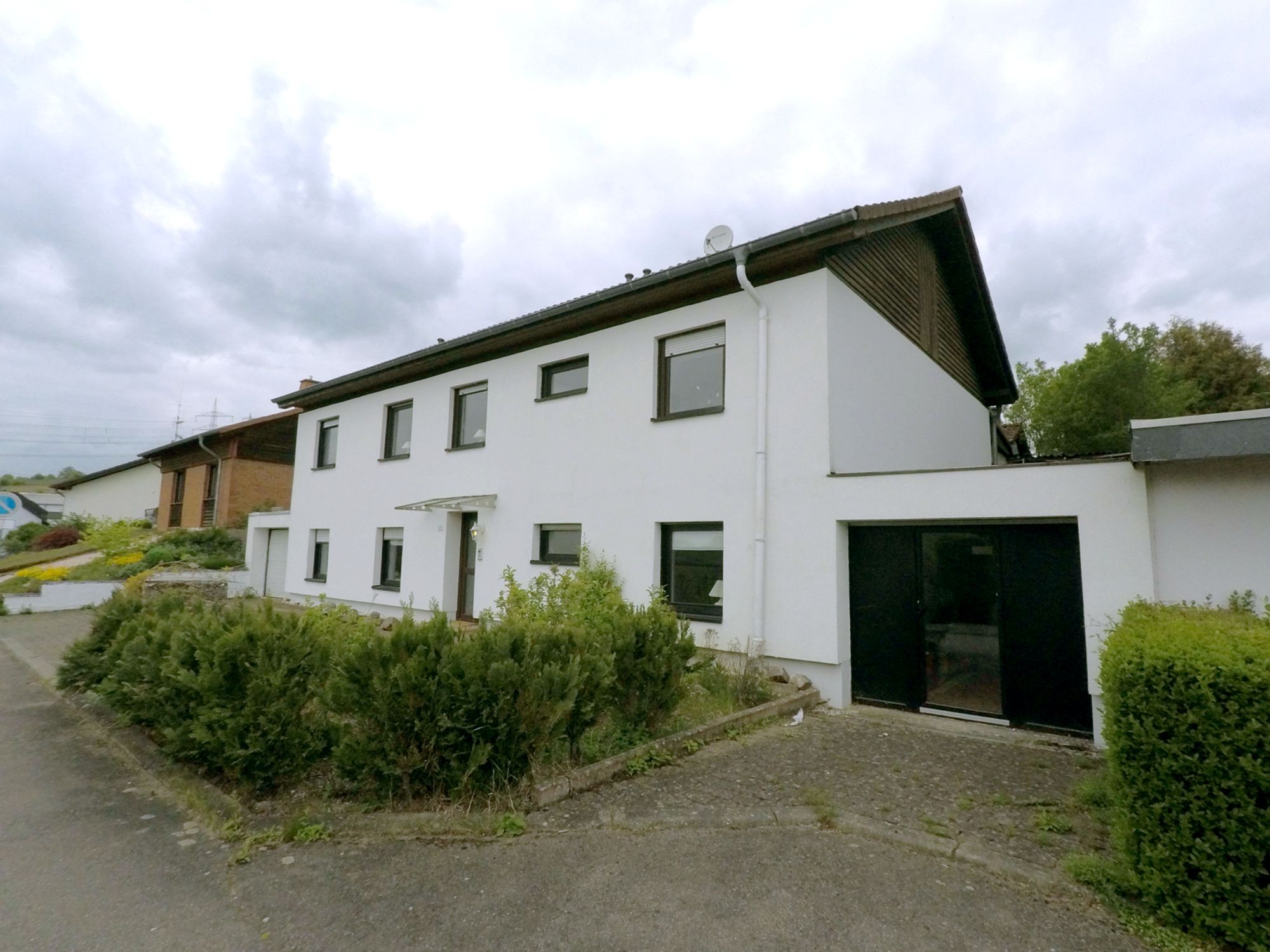Trierweiler - House 4 Bedrooms 2 Garages with Large Garden Bright Living Room for sale
