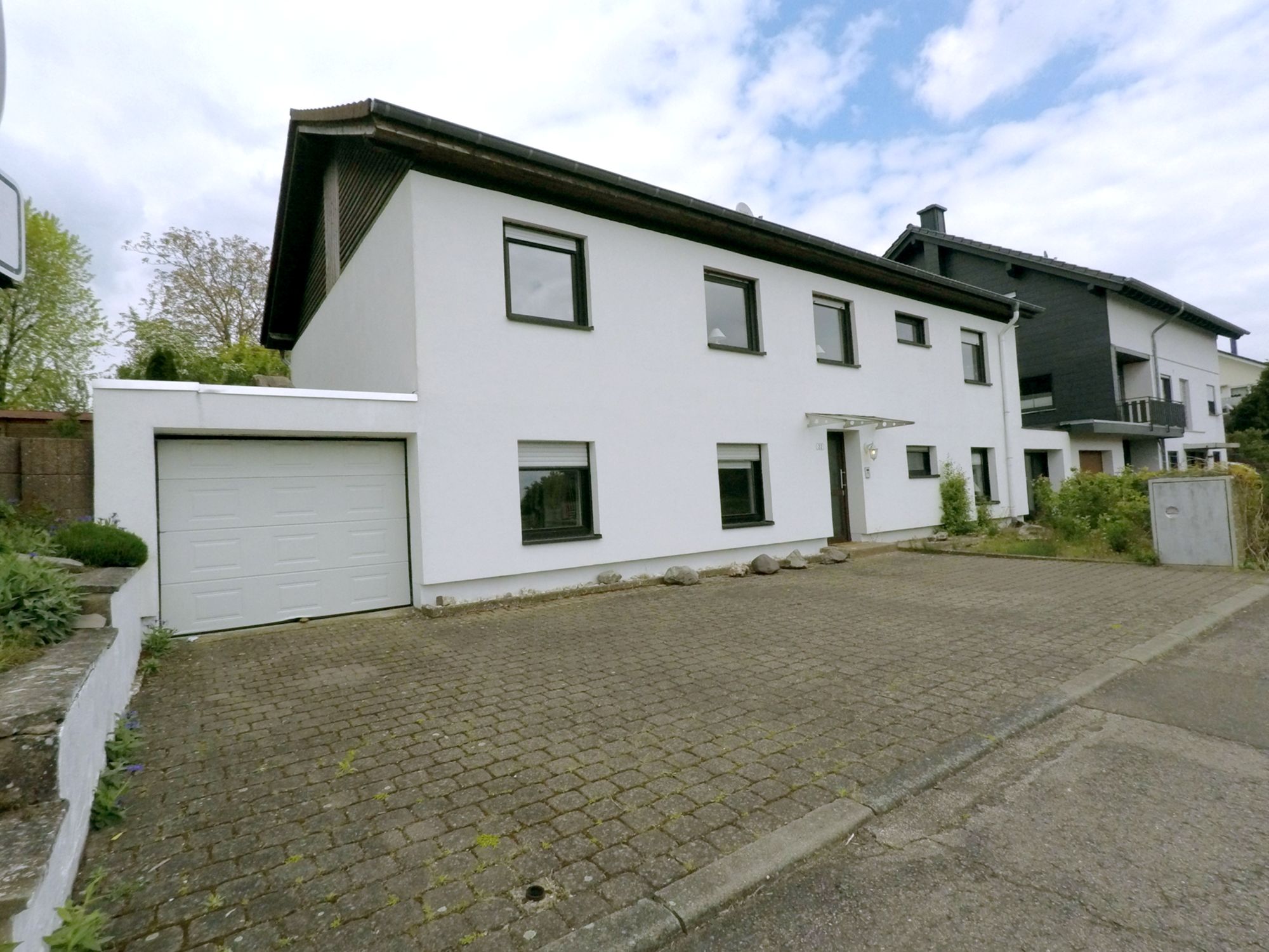 Trierweiler - House 4 Bedrooms 2 Garages with Large Garden Bright Living Room for sale